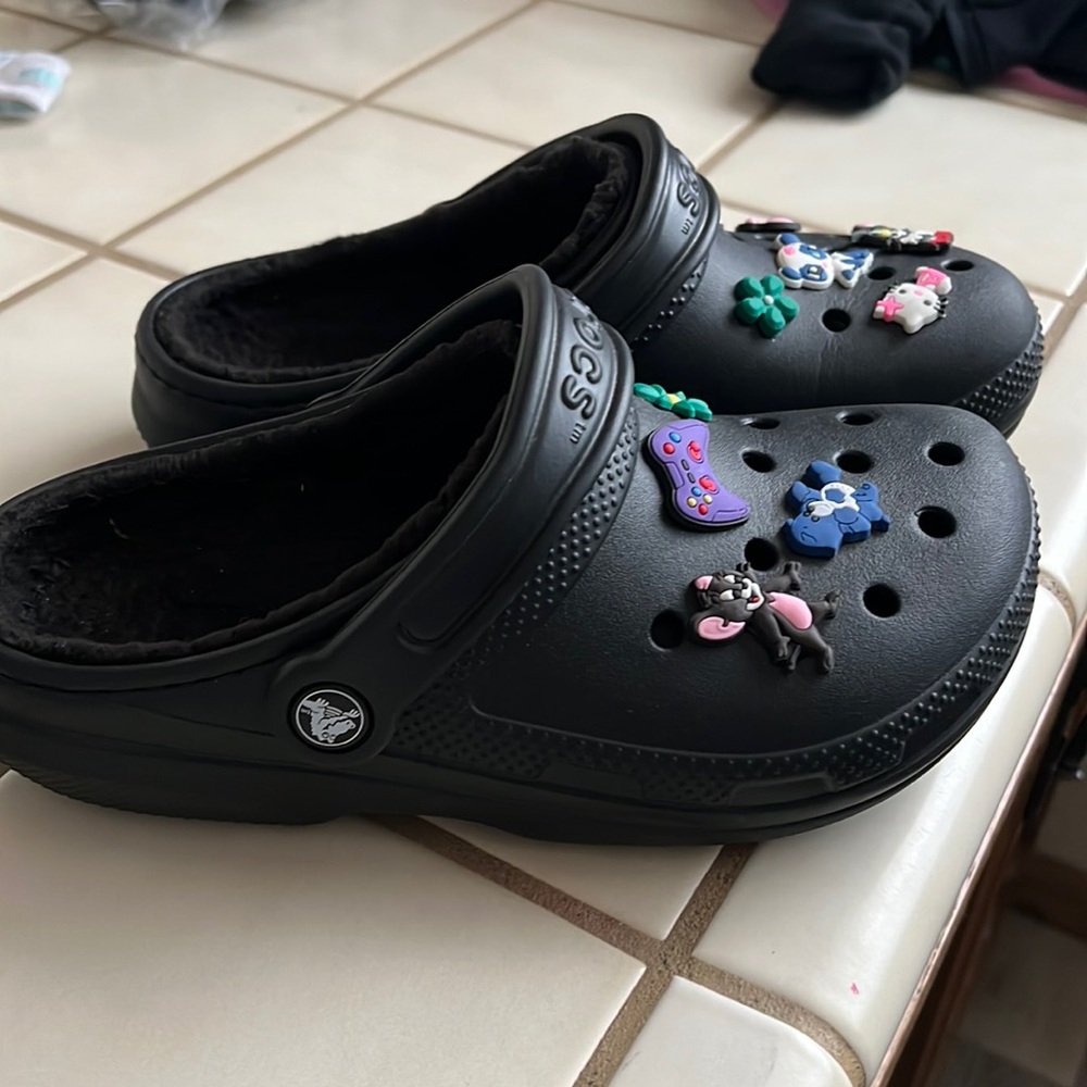 Crocs w/ CHARMS Women's Fuzz-lined Classic Lined Clog Fuzzy Slippers NEW